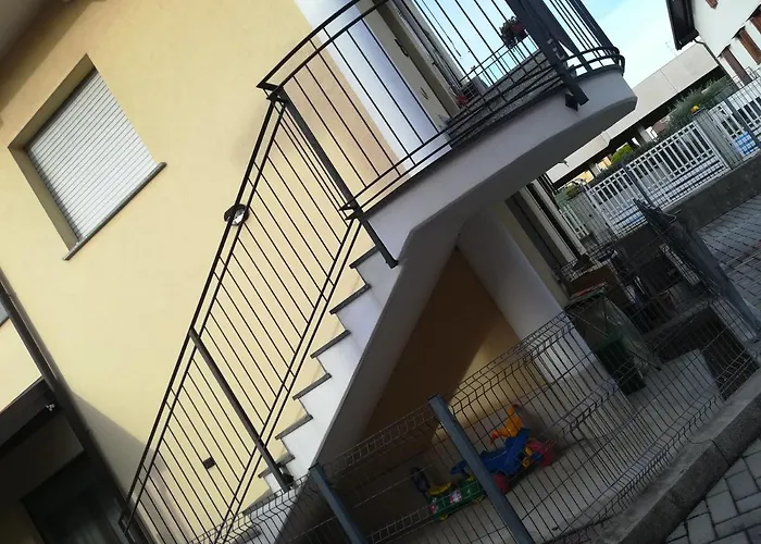 Yellow House Cir 12040